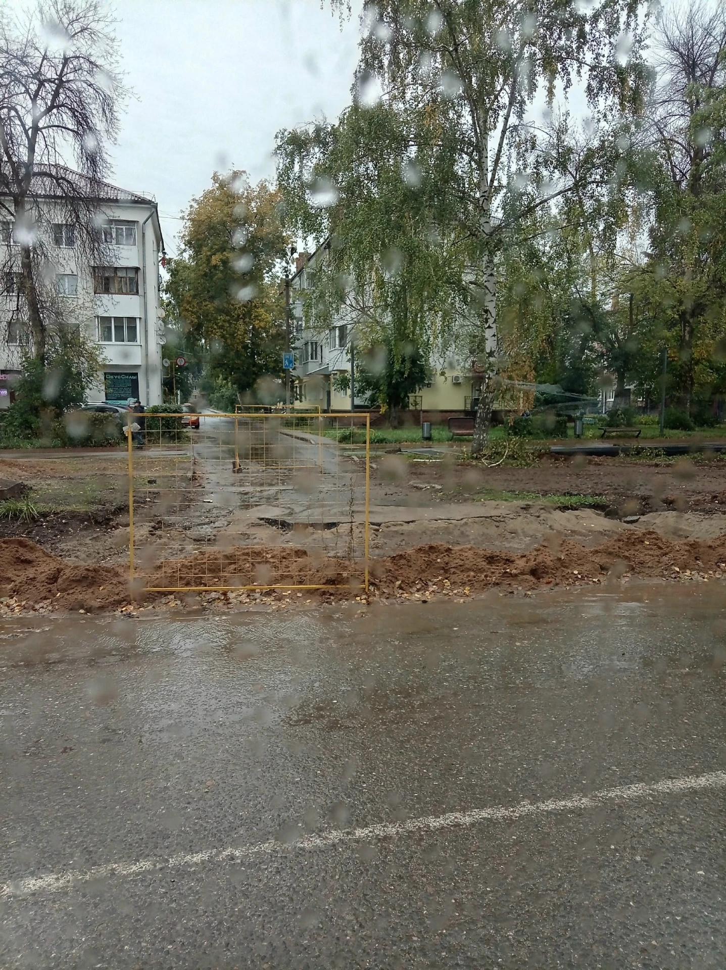 По ул. Победы 15 когда нибудь проезд откроют или нет, люди детей в школу, садик возят, ...