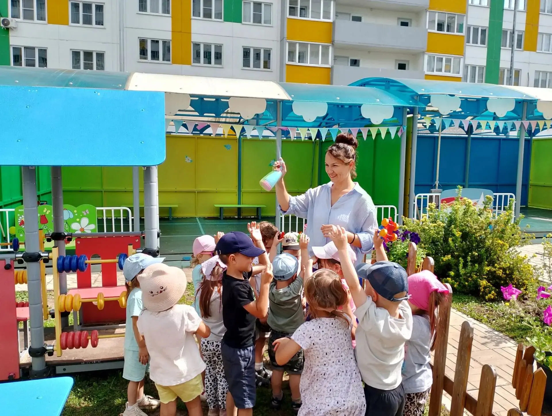 Лето в самом разгаре, и с ним пришла жара! В младшей группе "Непоседы" педагоги решили воспользовать