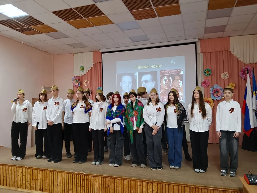 Параллель 7 классов исполняла песни о фронтовых товарищах, лирические песни, песни о чувствах бойцов
