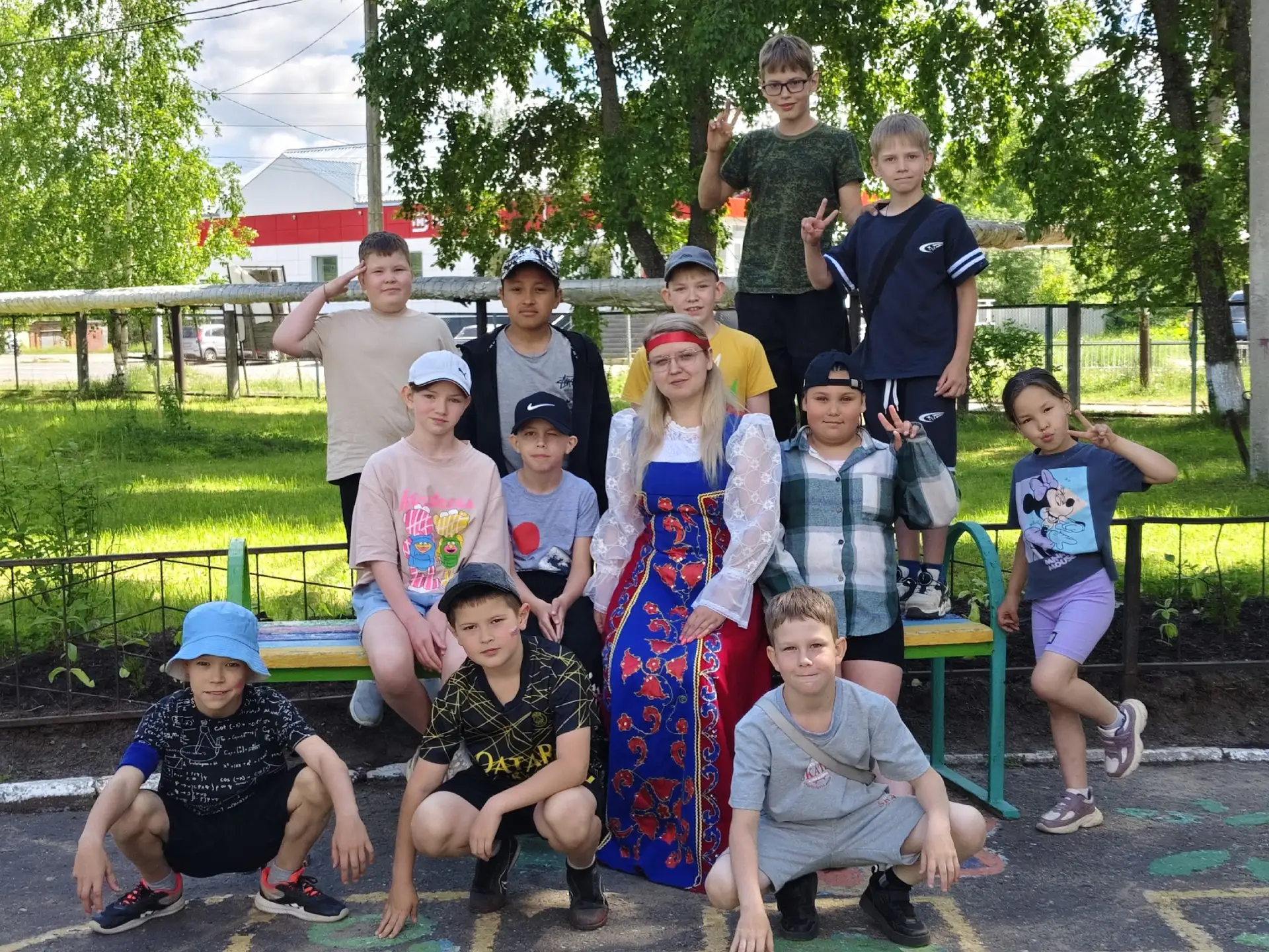 Восьмой день школьного лагеря☀

12 июня наша страна отмечает государственный праздник — День России 