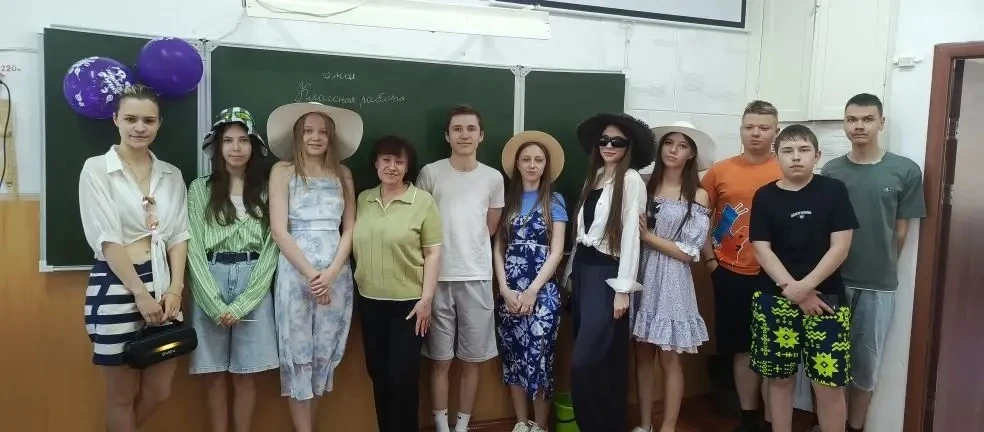 ✅В свой последний учебный день ученики 11 класса решили устроить праздник и пришли в школу в пляжной