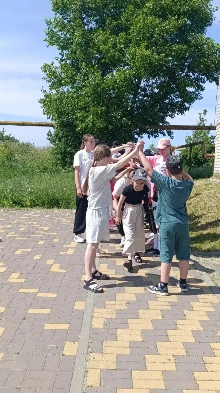 «Догоняй, бросай, играй!»: как ребята в лагере возвращают моду на веселые уличные игры

Лето — это в
