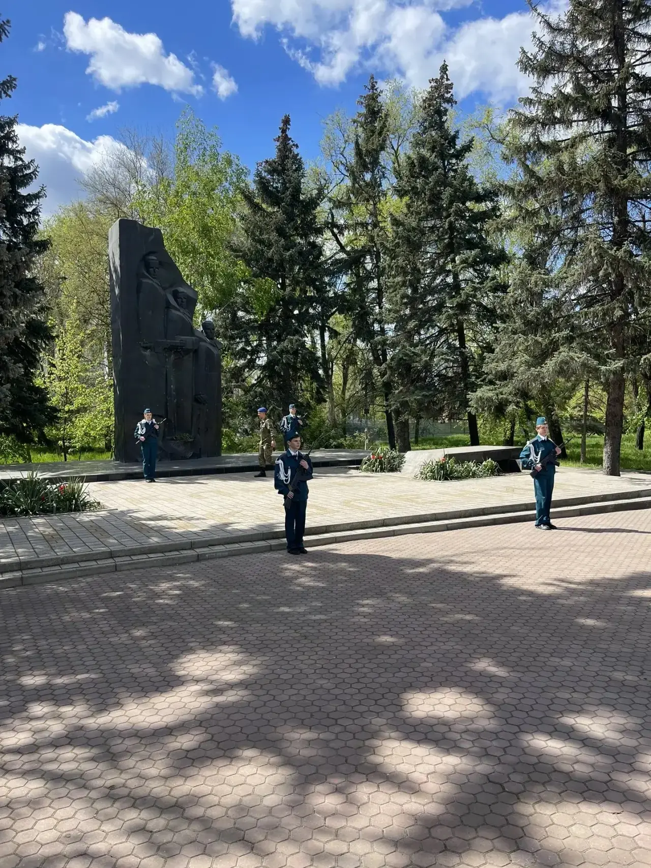 🇷🇺 Честь и ответственность: наши ребята на Посту №1  1 и 2 мая наши старшеклассники приняли участие 