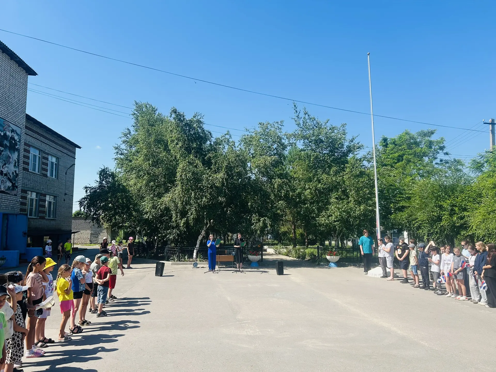 🇷🇺 Сегодня в МКОУ «СШ 11» в пришкольном лагере «Остров сокровищ» прошла торжественная...
