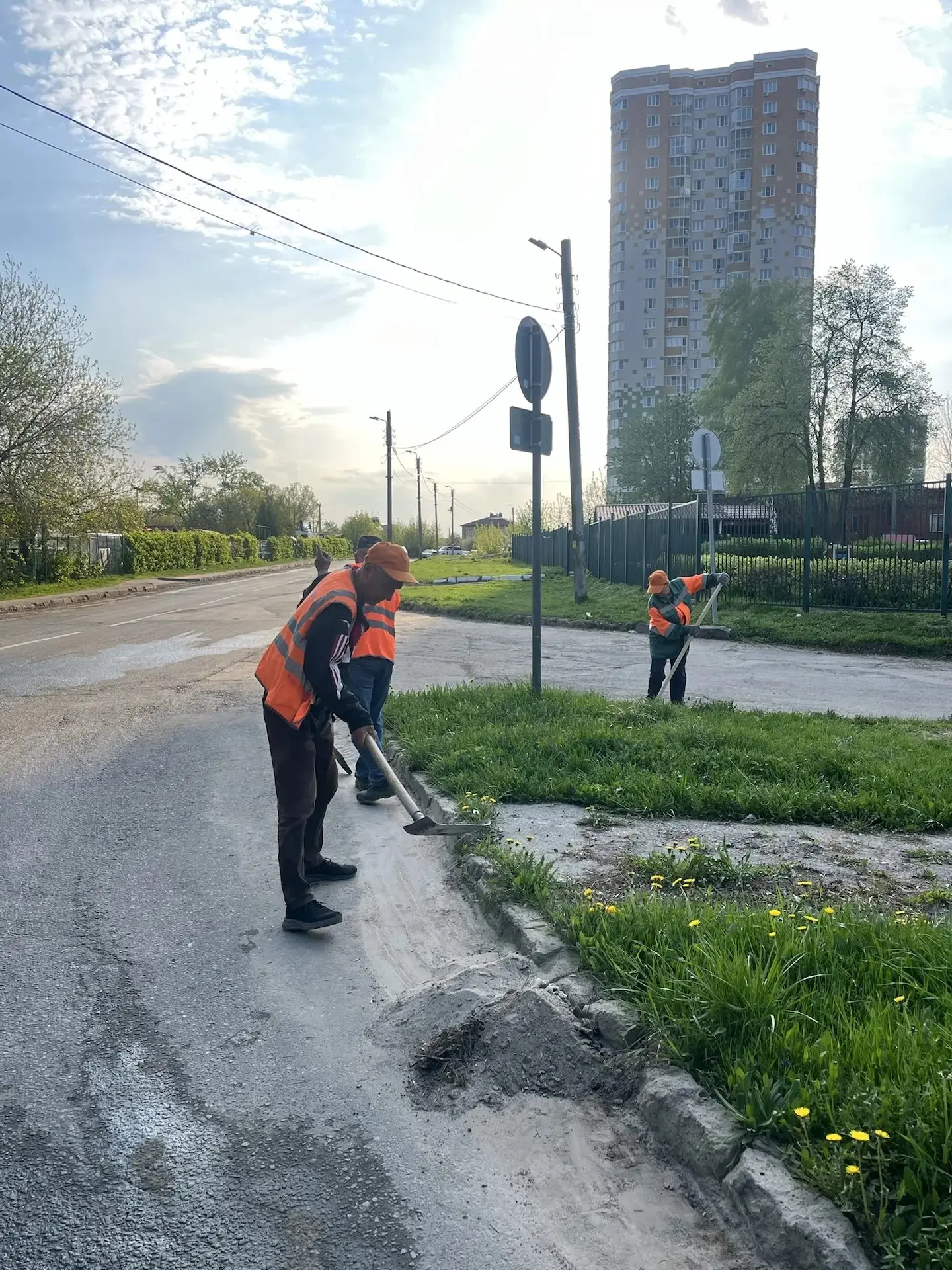 С самого утра в Чебоксарах бригады "Дорэкс" уже в строю! 💪🏻  Коротко о работах на сегодня 👇🏻  Москов