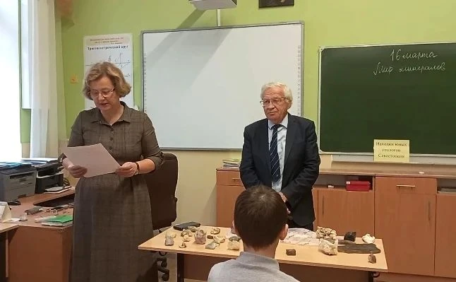"ОТКРЫТЫЕ УРОКИ"🧑‍🎓  Лекцию "Мир минералов" ребятам 6-Б класса (кл.рук. Кротова Т. Ю.) провел Шик Ни