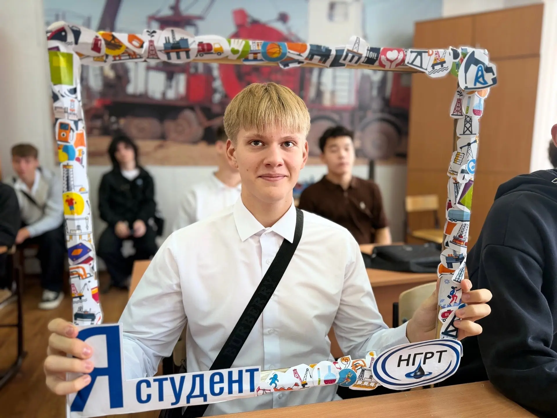 С Днём знаний, студенты Нефтегазоразведочного техникума! 🎓🎉