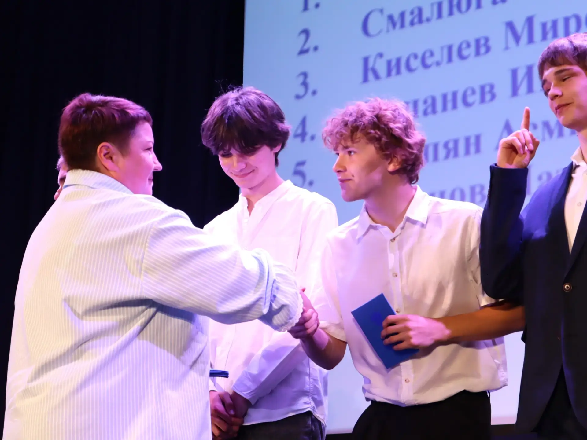 🎓 Свершилось! Торжественное вручение аттестатов выпускникам 9-х и 11-х классов.

💐3 июня в стенах 
