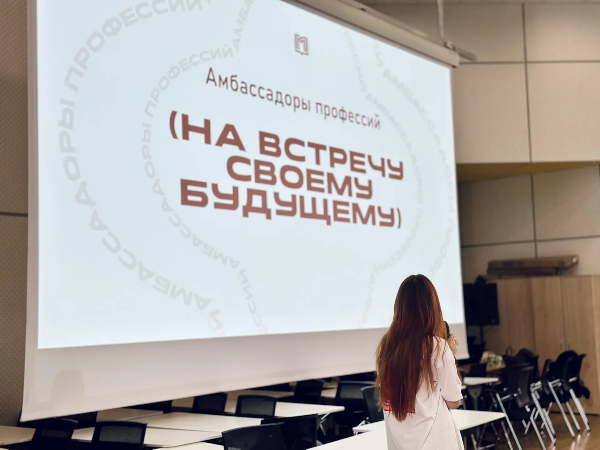 БЕЗ ГРАНИЦ 🎓  6 марта в нашей школе прошла встреча девятиклассников с амбассадорами московских колле