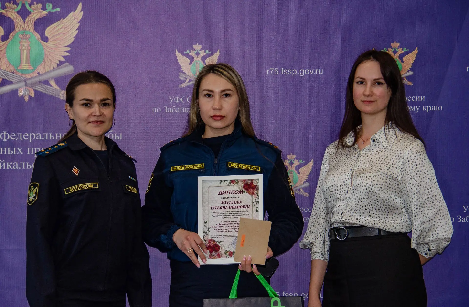 Победительниц праздничного фотоконкурса выбрали среди сотрудниц УФССП Забайкалья  В преддверии Между