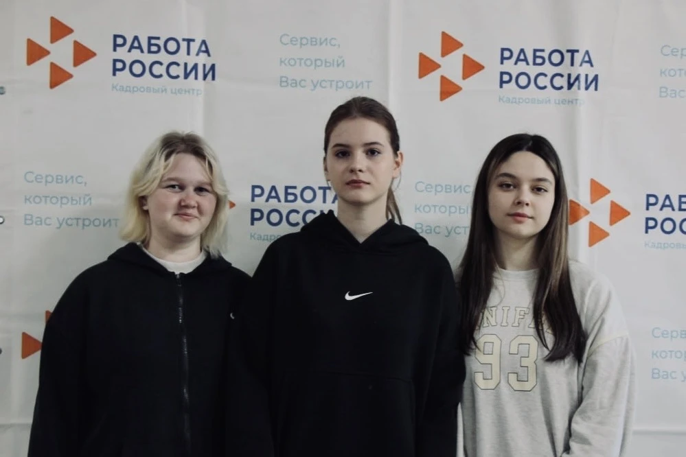 Зажигаем профессиональный интерес! Амбассадоры «Профессионалитета» на Ярмарке вакансий 🌟🛠  Всероссий