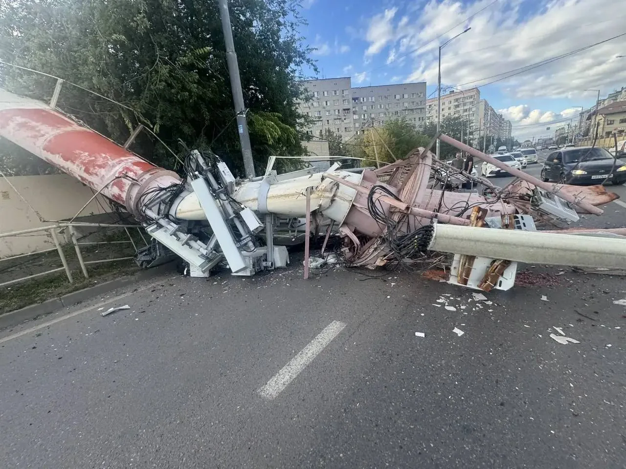В Краснодаре труба котельной упала на проезжую часть по ул. Восточно-Кругликовской.