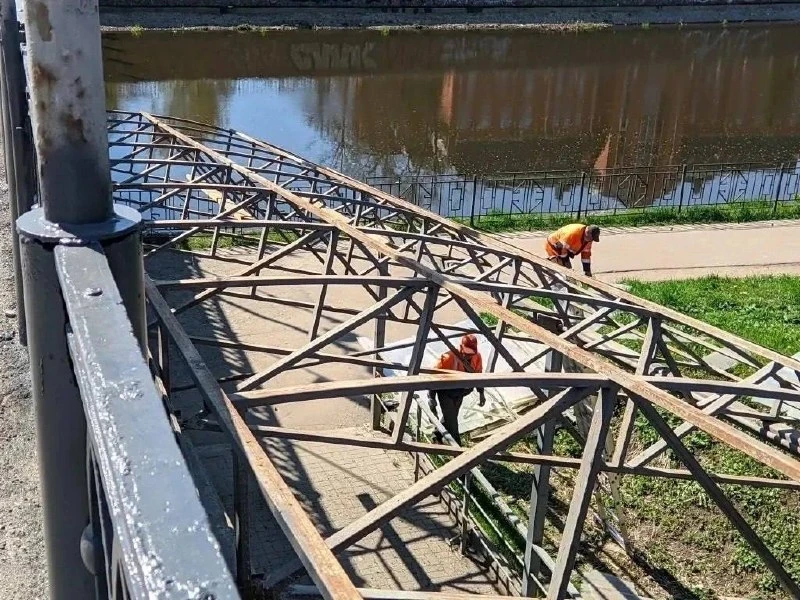 🛠 В Иванове обновляют переход у Соковского моста  Старое поликарбонатное покрытие над подземным пере