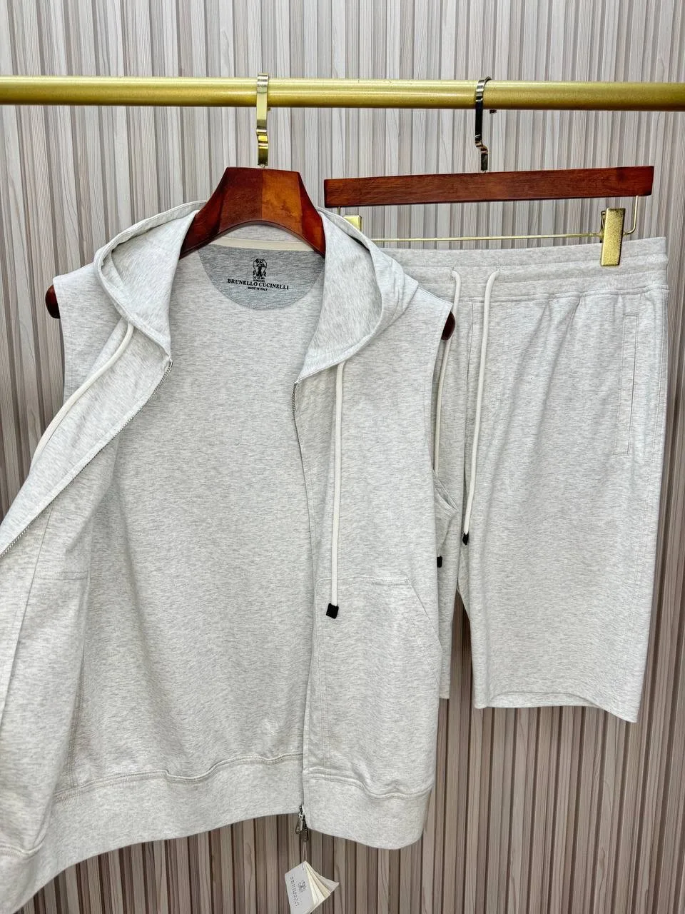 ✨ Костюм Brunello Cucinelli 

➡️ Лёгкая структура и спокойный оттенок создают ощущение собранного об