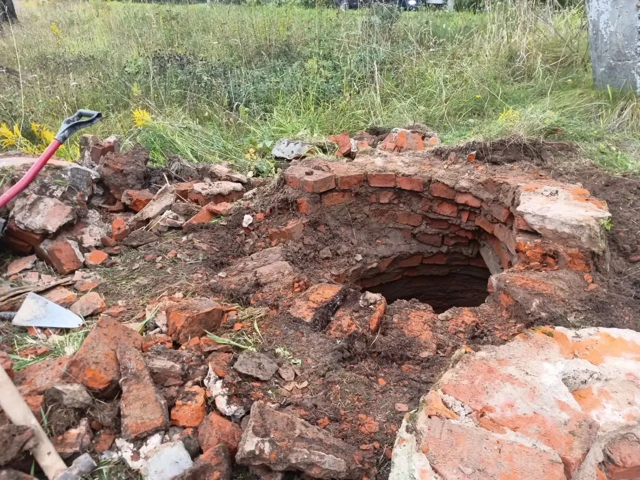 🛠️  слесарями аварийно-восстановительных работ был выполнен ремонт основания колодца ✅
