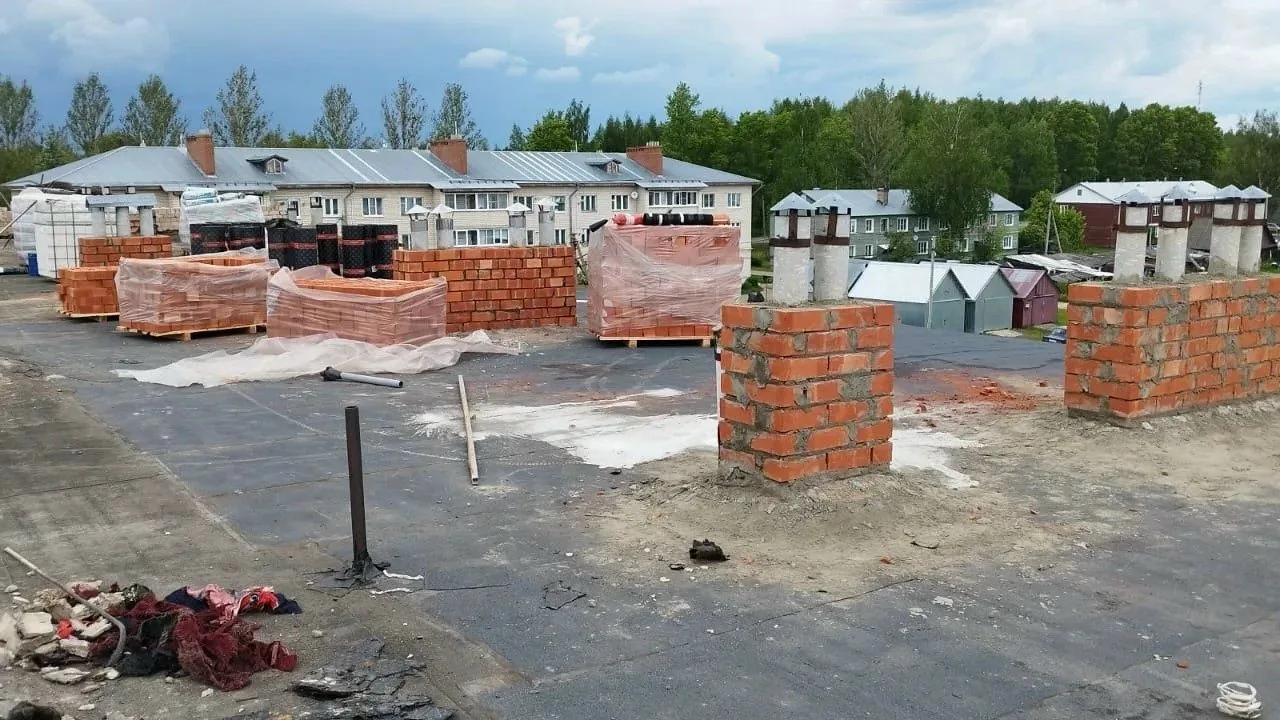 Полным ходом идут работы по капитальному ремонту крыш многоквартирных домов
Ремонт крыши дома № 9 в 