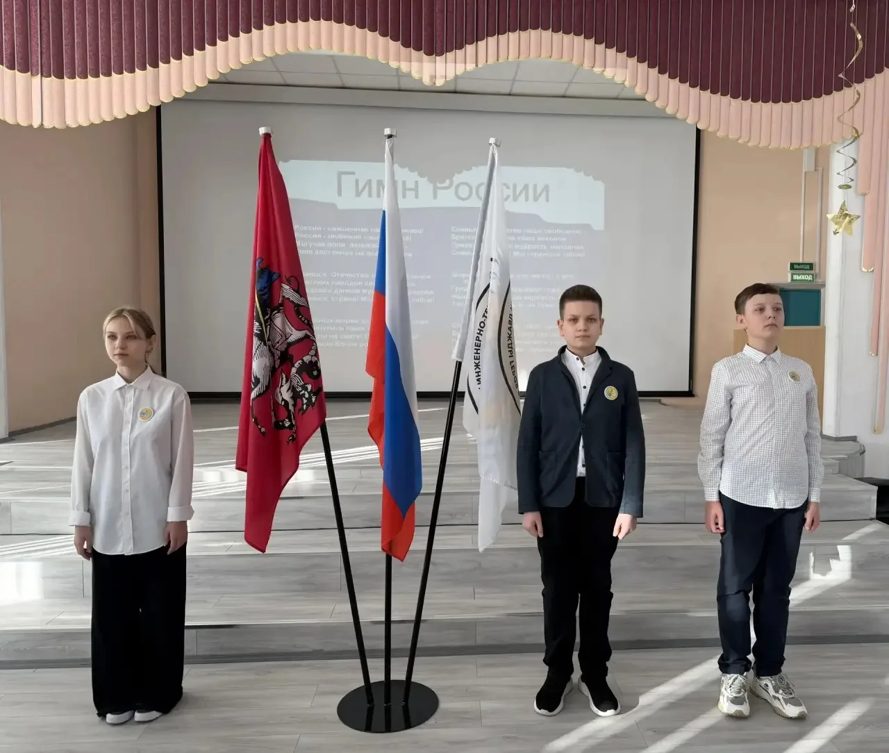 🇷🇺Три цвета на флаге России! Красный, белый синий. Белый — мир и чистота! Синий — верность, небеса! 