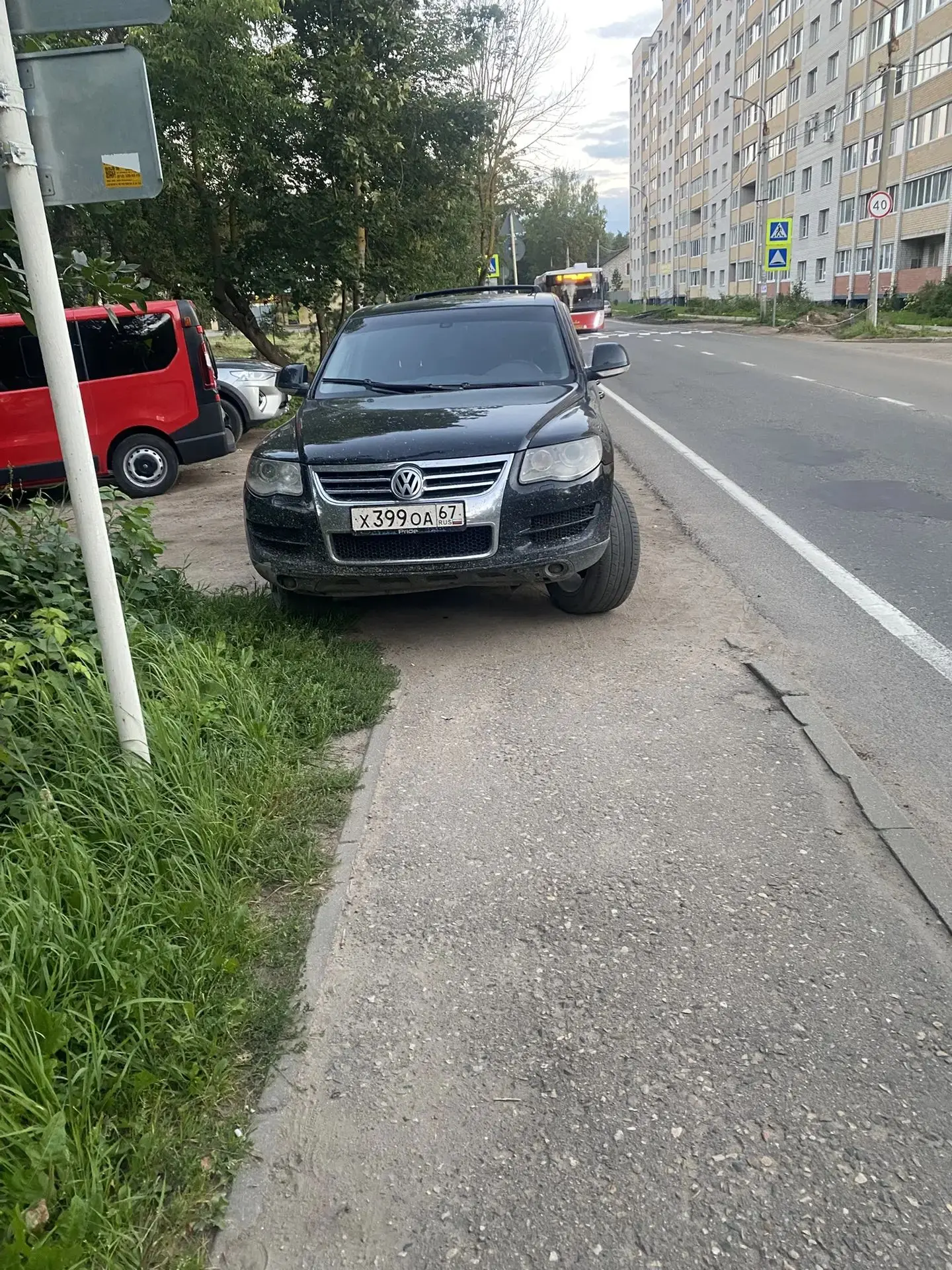 Уважаемые водители,которые ставят свои машины на съезде с тротуара,научитесь уважать др...