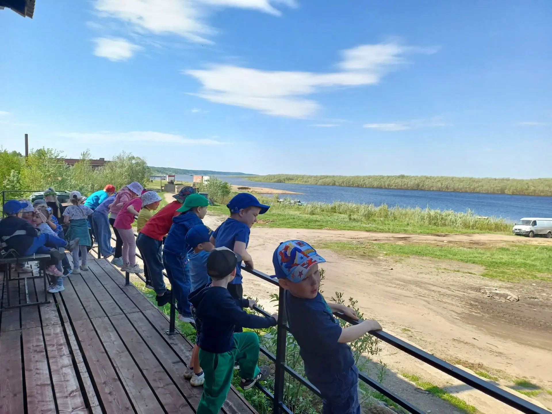 Экскурсия на берег реки.🌅🌞
Ребята любовались красотой летней природы,играли в подвижные игры.