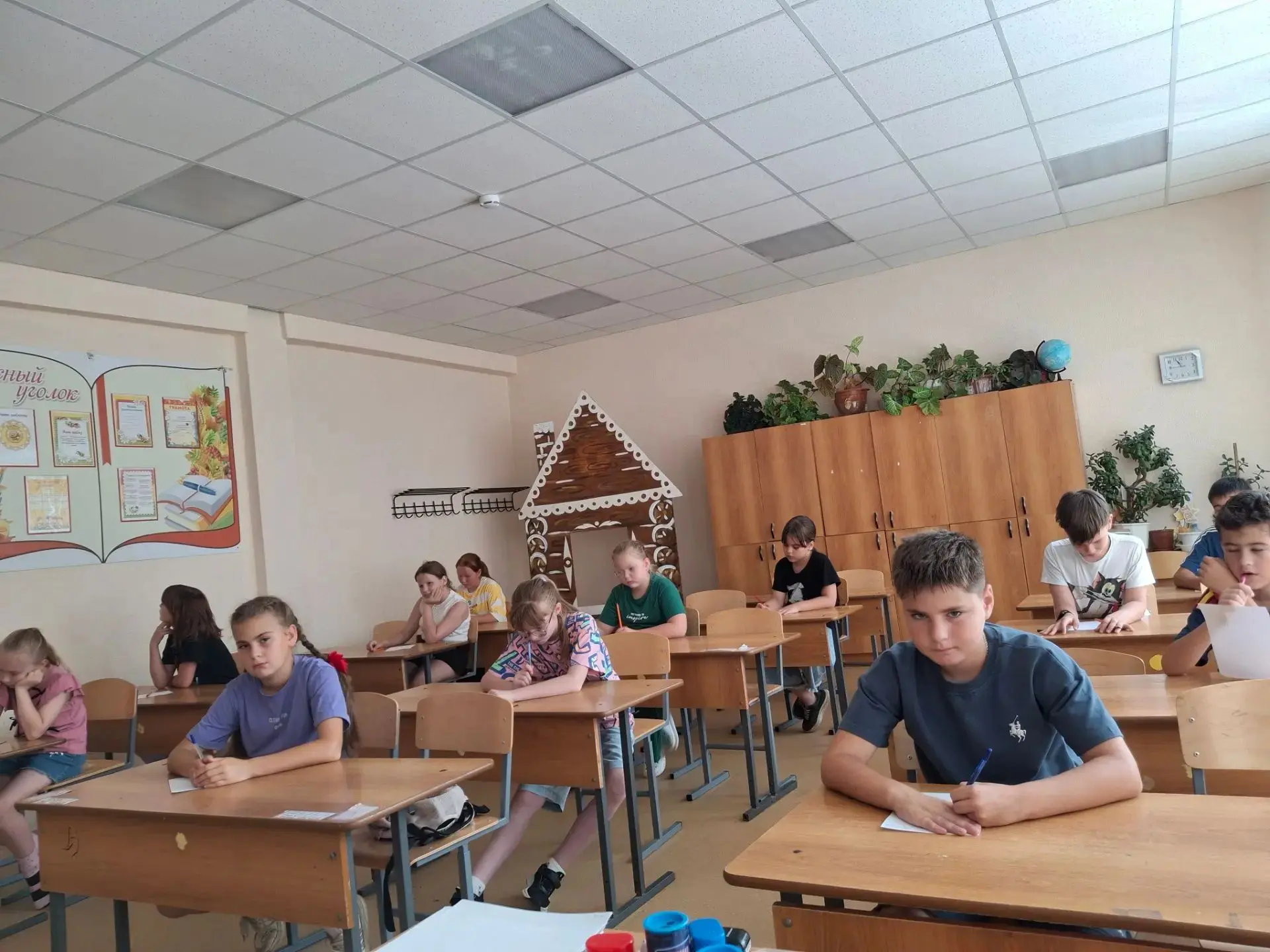Сегодня, 28 июля, день 19 назван ,,Орлёнок-эрудит".
С группой детей постарше проведена викторина ,,С