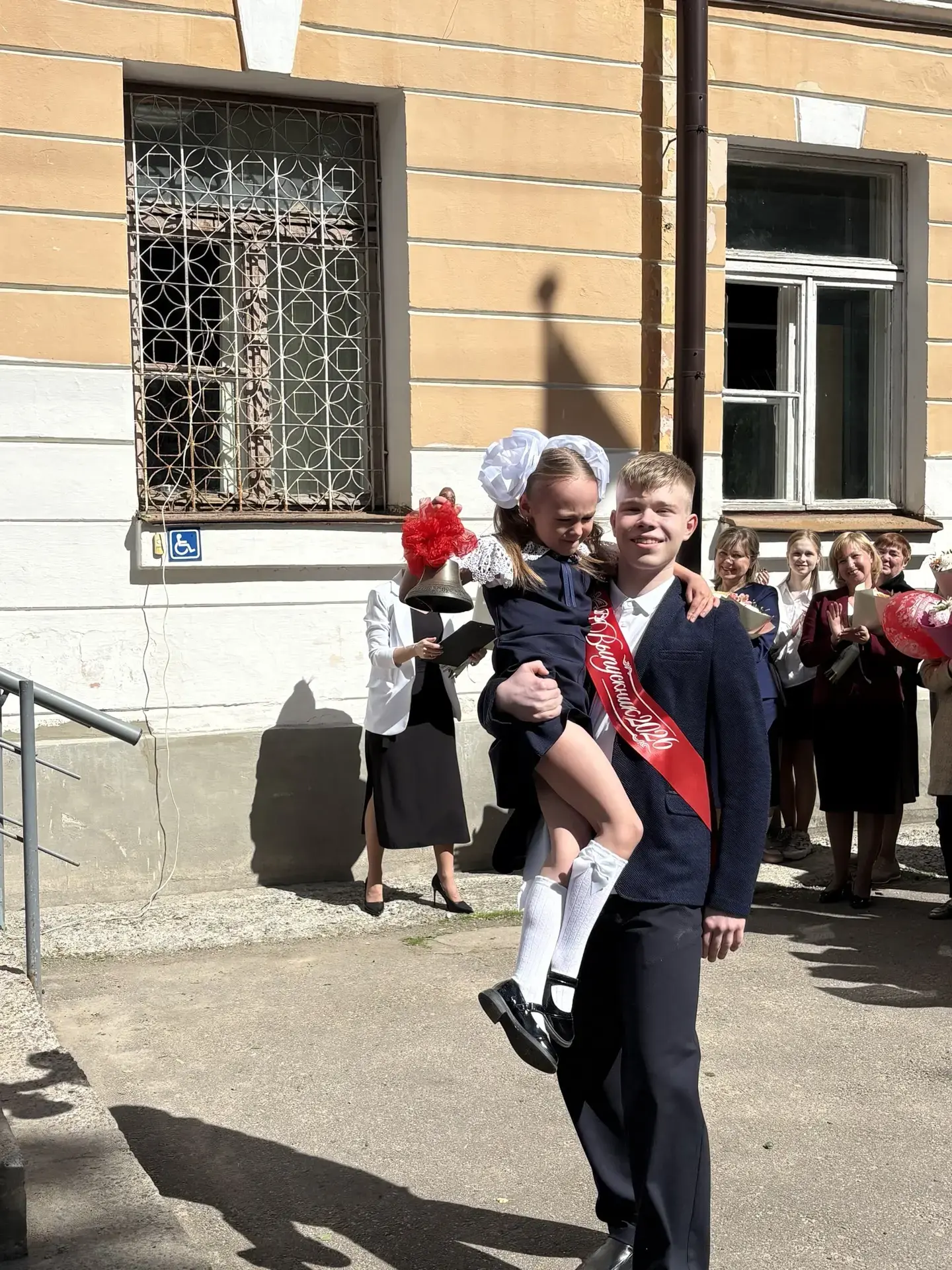🎓 Последний звонок — трогательно, ярко и незабываемо! 🎓  Сегодня в нашей гимназии прошла торжественн