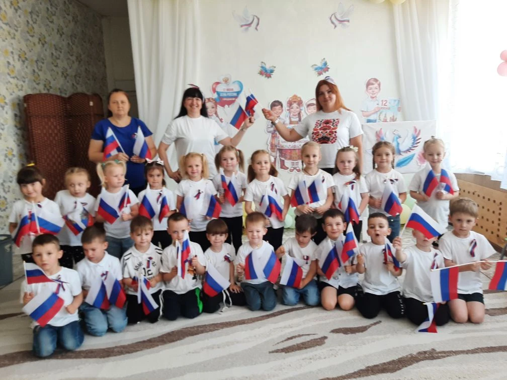 🎉 Спасение Жар-птицы: в поисках волшебных перьев! 🇷🇺

В нашем детском саду прошёл очень важный, я