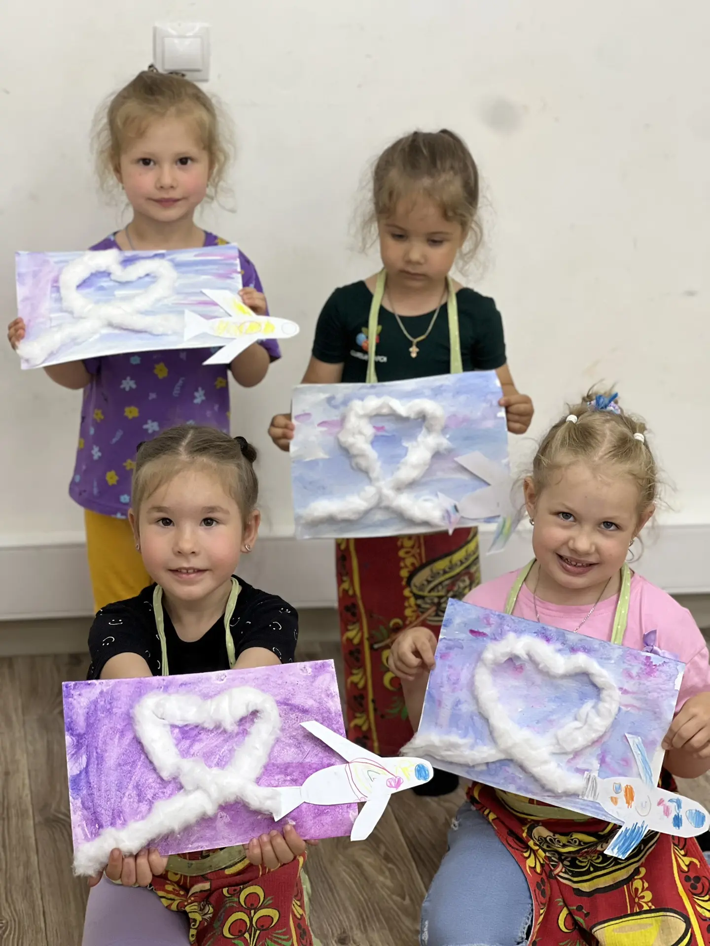 Наша творческая мастерская☀️🥰
Сегодня были милые пандочки и «сердечный» полет самолета🤗