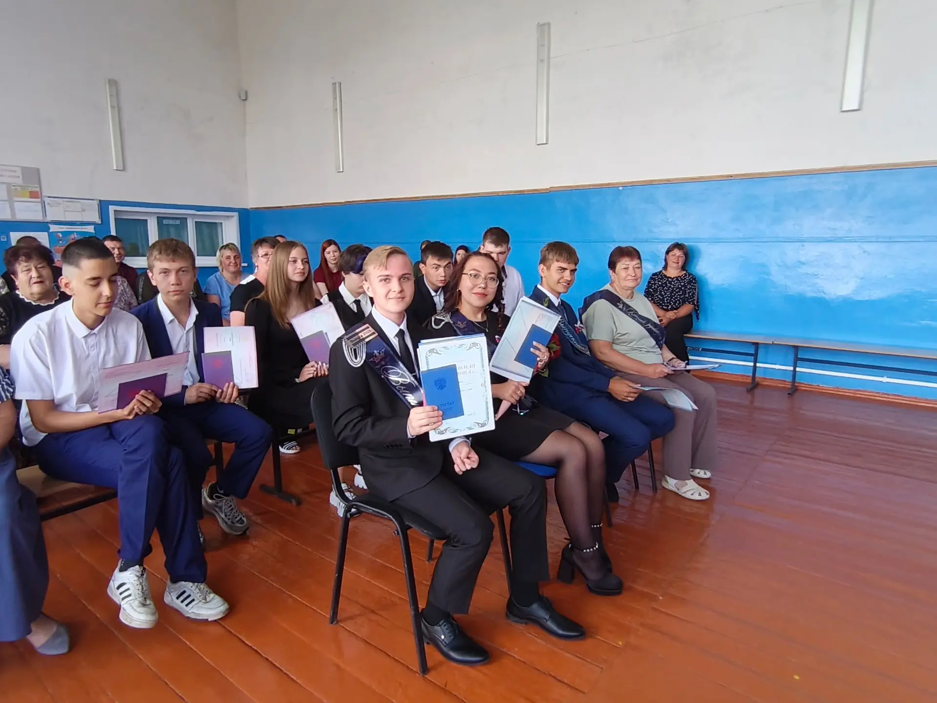 🎓 27 июня в нашей школе состоялся долгожданный выпускной вечер!

В этот праздничный день свои аттес