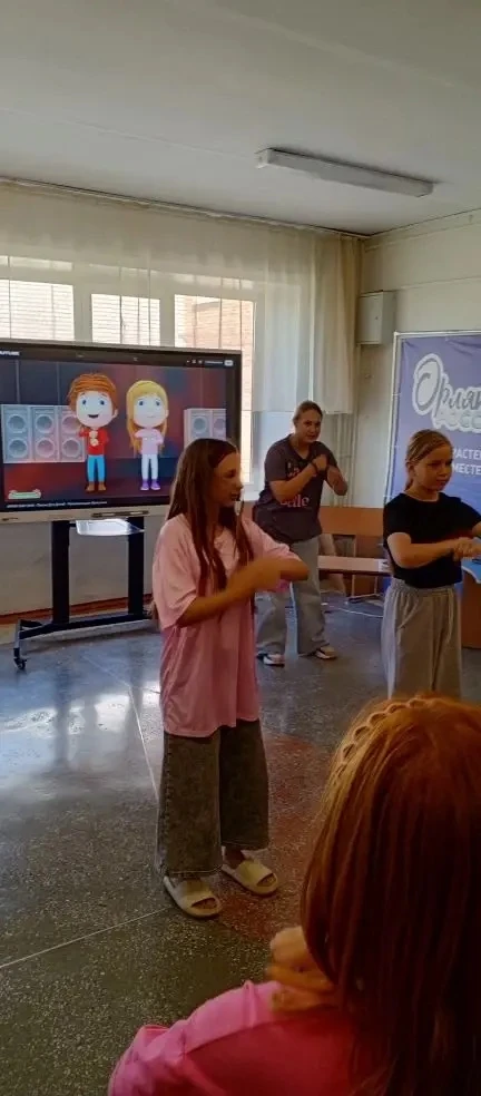 Дэнс-баттл по-нашему: в лагере  прошел супер-флешмоб!

На нашей главной площадке было жарко! 🔥 Нет,