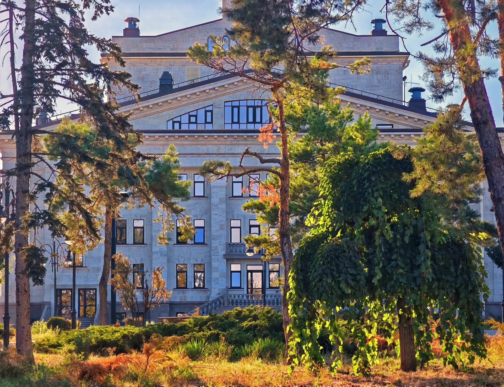 С видом из сквера на театр