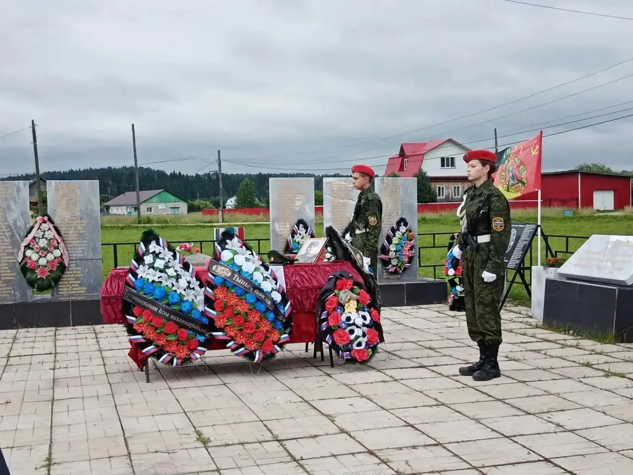 Сегодня наши юнармейцы с честью несли Вахту Памяти на Посту №1, отдавая дань глубокого уважения и св