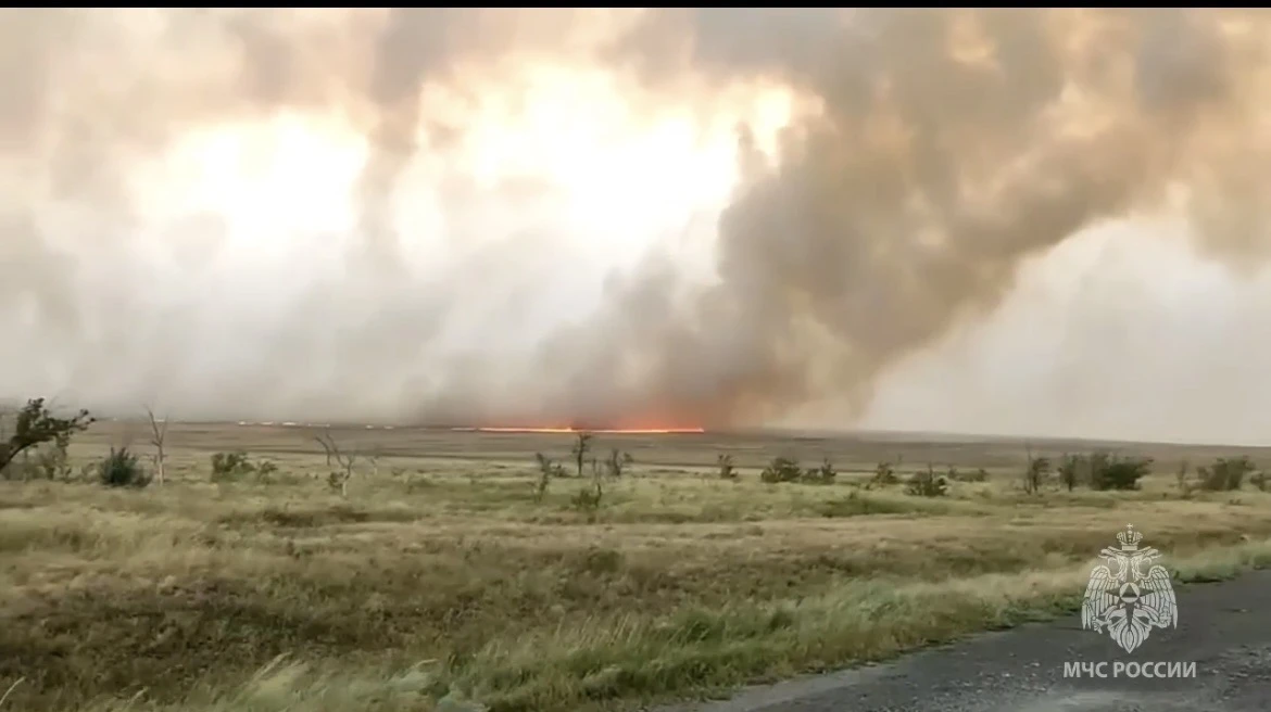 ⚡️🔥Ландшафтный пожар в Домбаровском районе: под угрозой посёлок и детский лагерь

🔻Спасатели продо