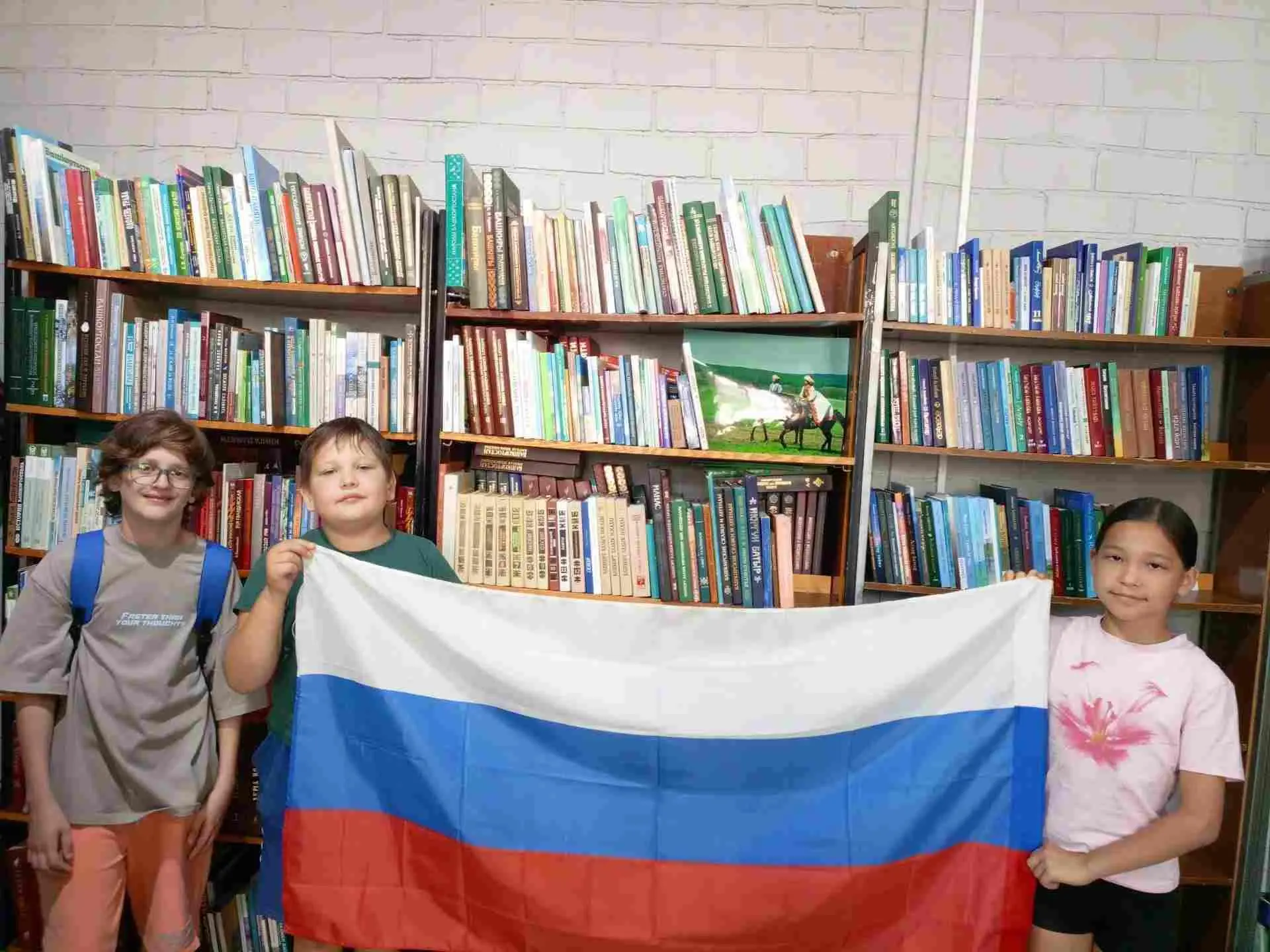День Российского флага - это праздник всех поколений россиян, дань уважения истории вел...