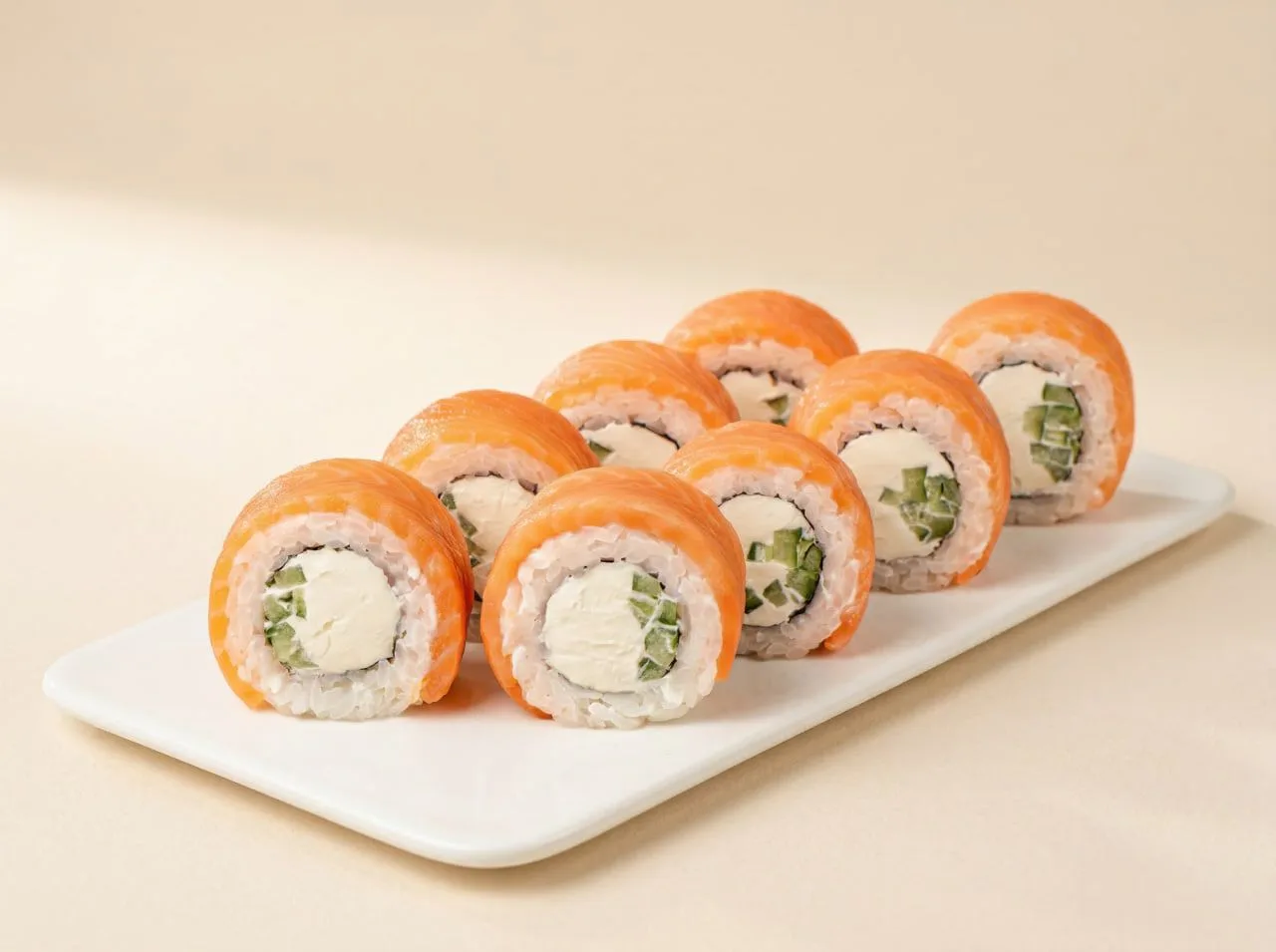 Сегодня покажем одну аппетитную позицию из меню 🍣
Ролл Филадельфия (https://sushiwok.ru/menu/rolly/