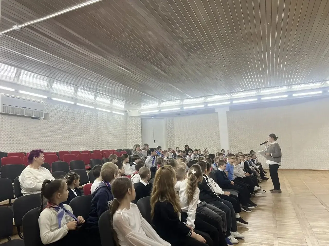🇷🇺 Новая учебная неделя в нашей школе началась с главной традиции — торжественной линейки. Это всегд