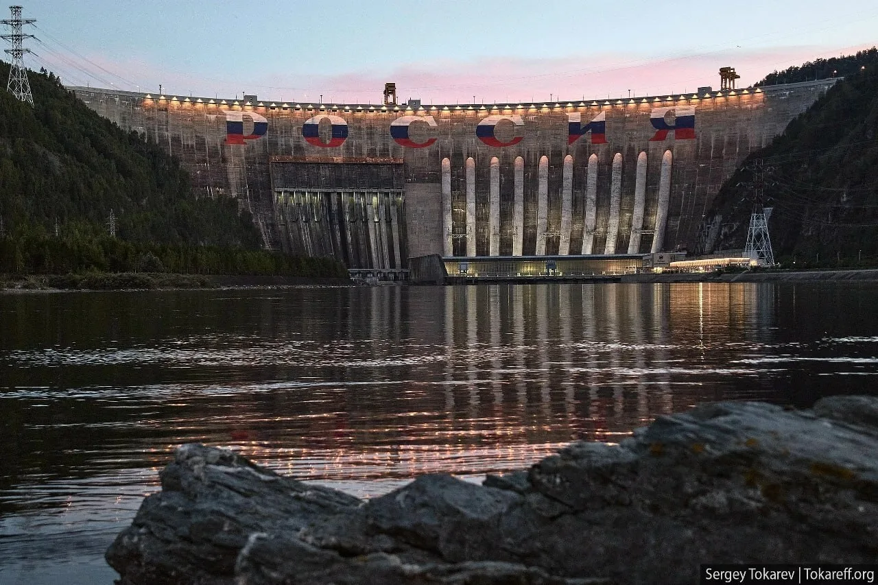 🇷🇺 Самая большая надпись «Россия» в мире!

На Саяно-Шушенской ГЭС отметила 6-летие гигантская надп