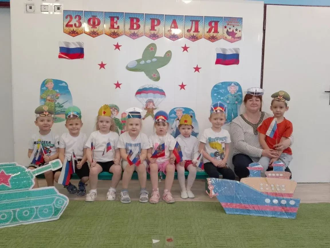 Сегодня в младшей группе проведено развлечение, посвященное 23 февраля.