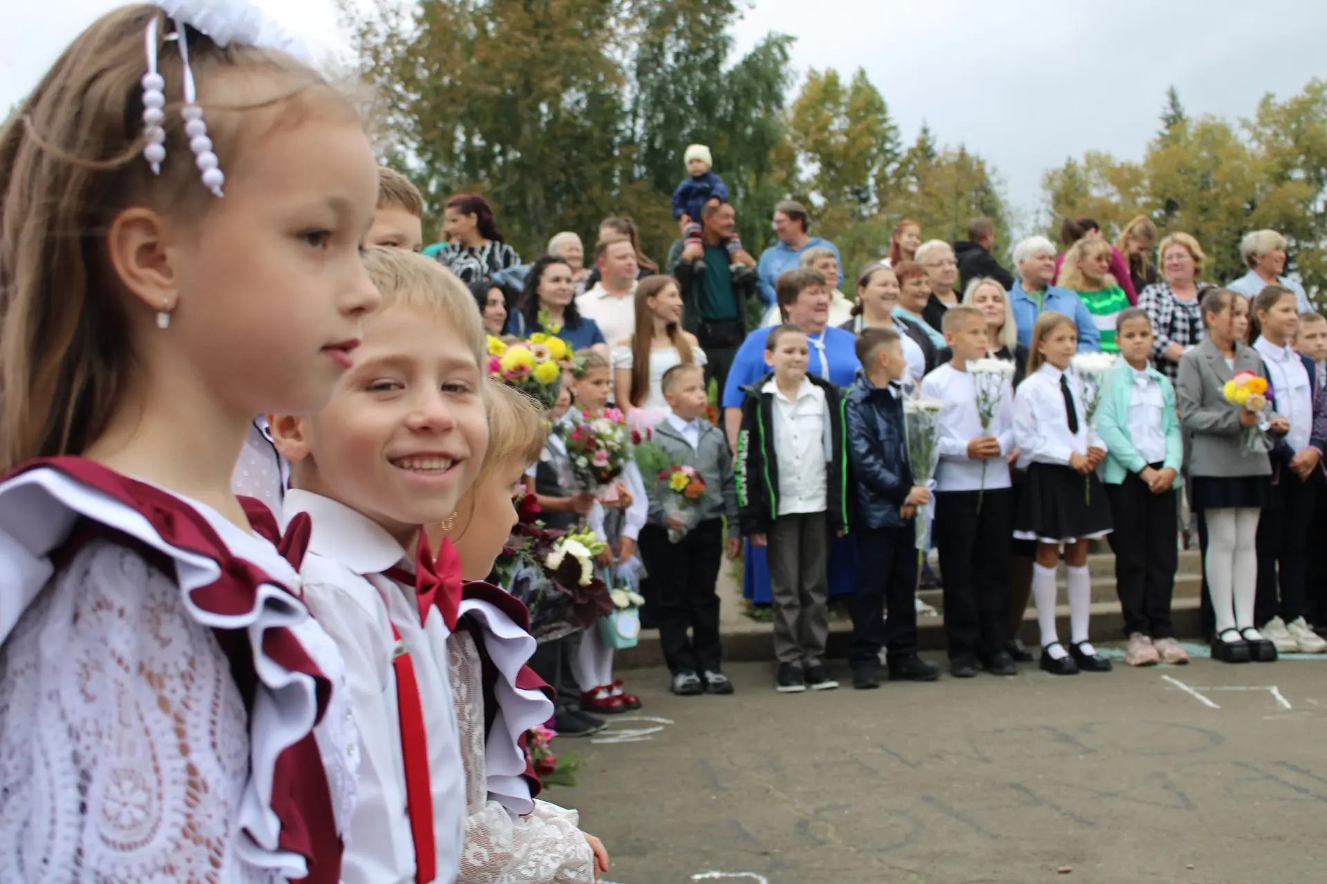 🔔 Сегодня в нашей школе состоялась торжественная линейка, посвящённая Дню знаний!