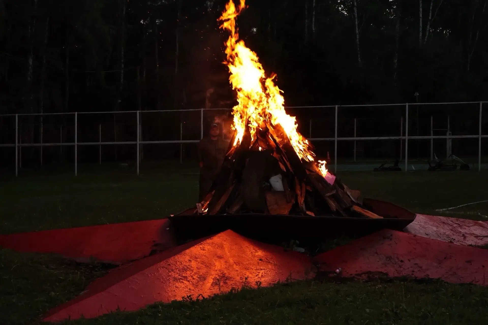 Завершение третьей летней смены 🔥

👉 Все фото с костра — в альбоме: https://vk.ru/album-49540496_3