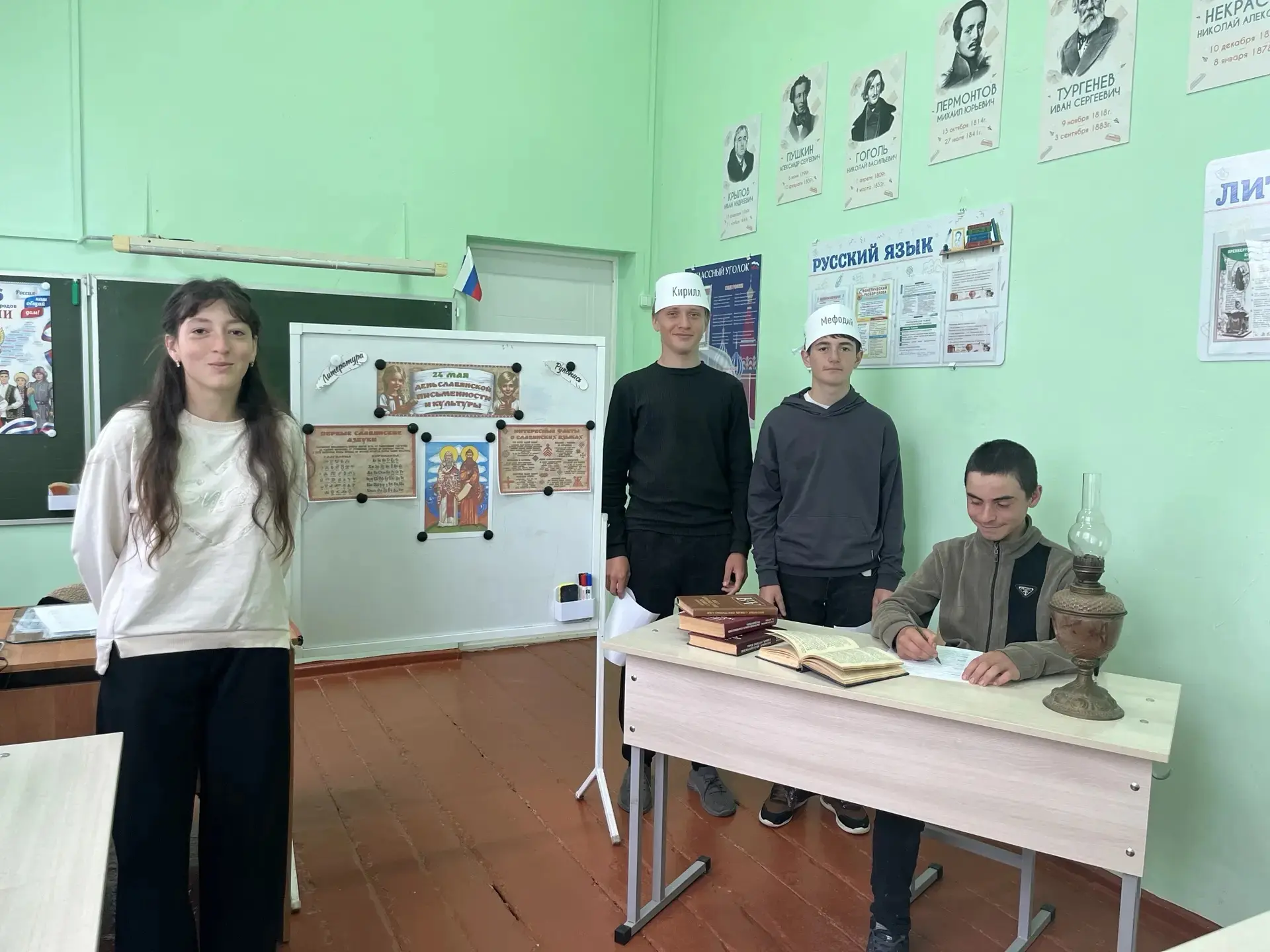 🎉 Сегодня было невероятно атмосферно! Учителем литературы был проведен урок‑игра «В по...