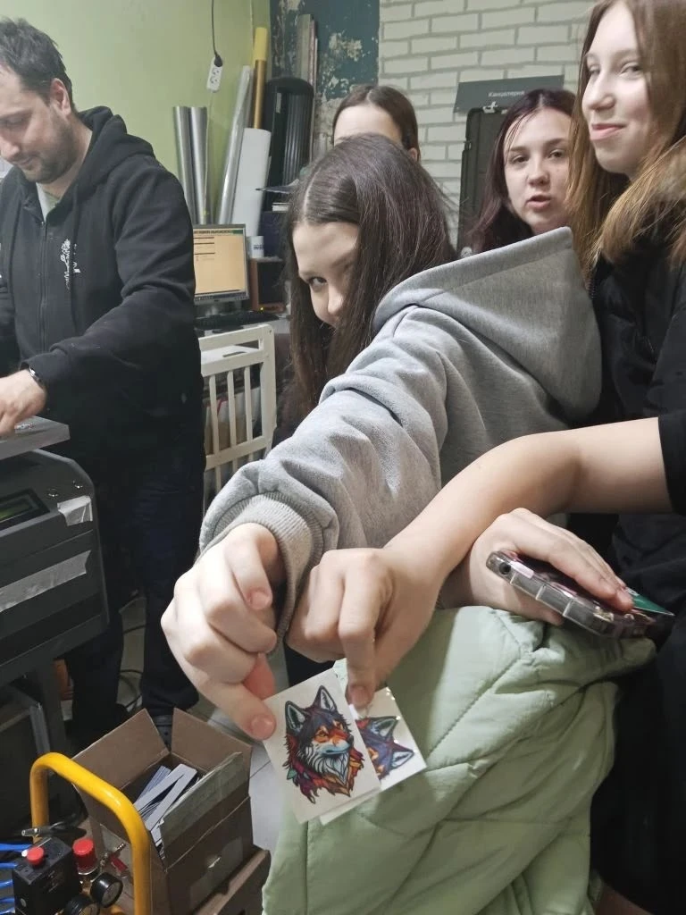 📰 Экскурсия в типографию «Карлсон ПРО»: как рождаются этикетки, наклейки и объёмные вывески  Учащиес