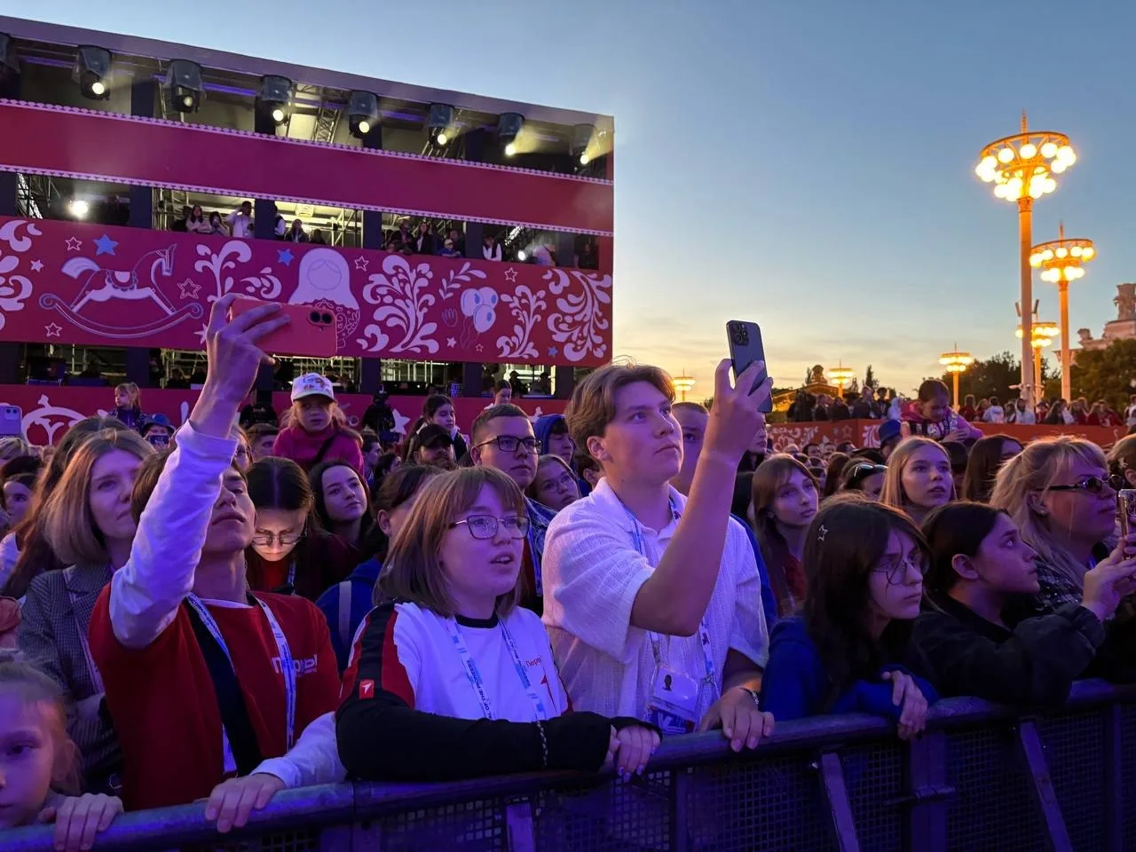 🔥 На главной сцене - официальная церемония закрытия Фестиваля Движения Первых!