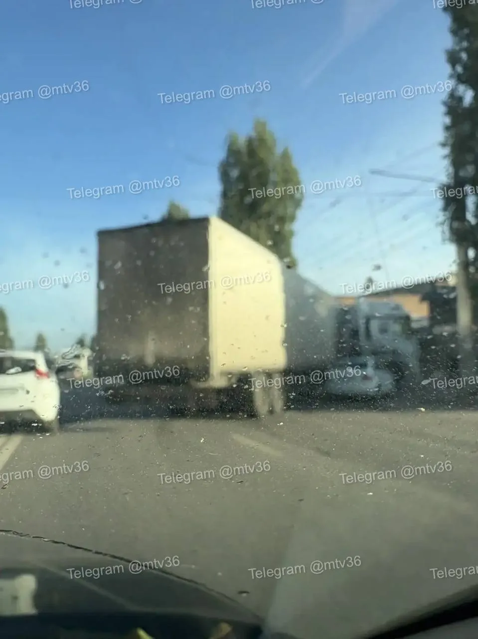 Припаркованная фура создала утреннюю пробку на Танеева.