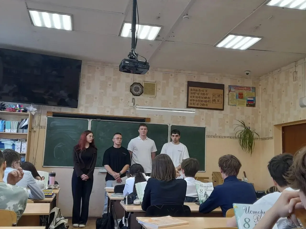🚔 Разговор о серьёзном: выпускник школы — в роли наставника  В 8Б классе прошёл необычный урок на те
