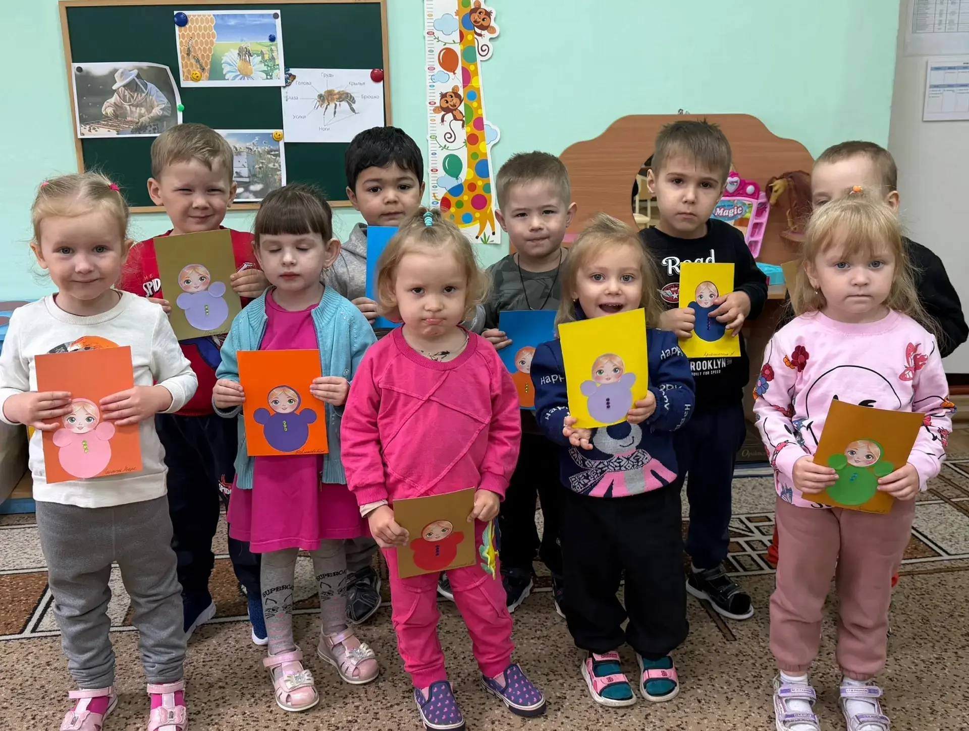 В гости к нам пришла, друзья,
Кукла необычная.
Не заставишь лежа спать.
Лишь уложишь - хочет встать.