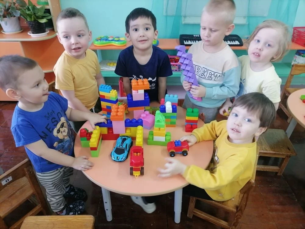 🎊🎈Ой, как весело в саду! 
С радостью туда иду, 
Чтобы целый день играть, 
Бегать, петь и танцевать