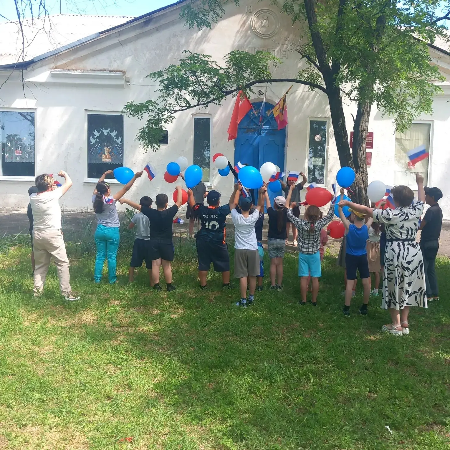Сегодня в пришкольном лагере «Содружество» прошла Всероссийская акция «Российский триколор».

В чест