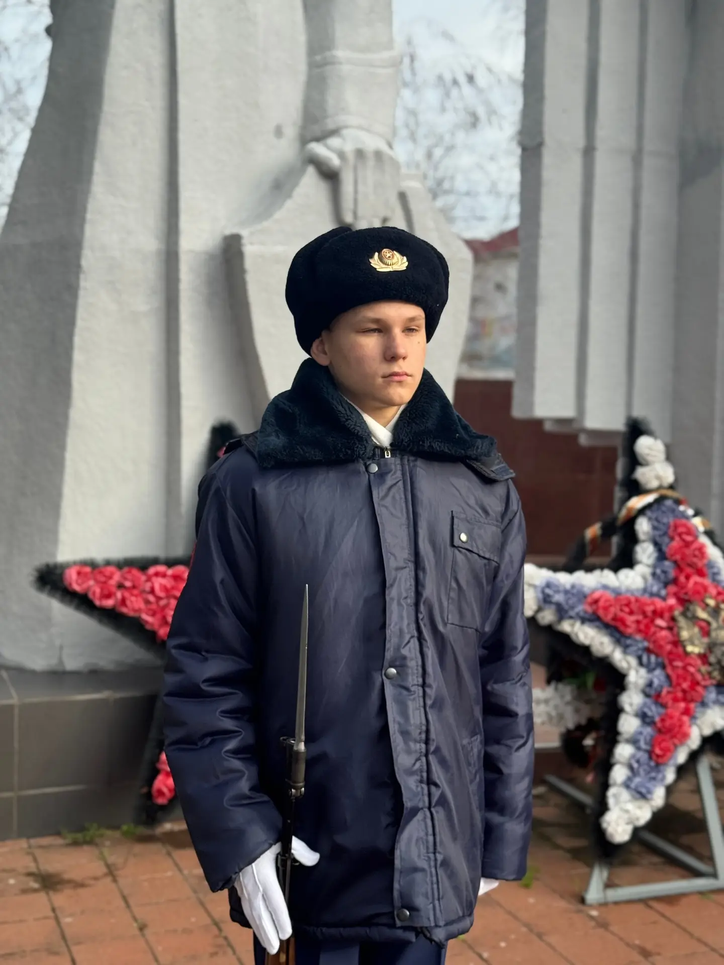 🇷🇺9 декабря 2025 года курсанты Почетного караула Пост №1 несут Вахту Памяти у огня Вечной Славы в 