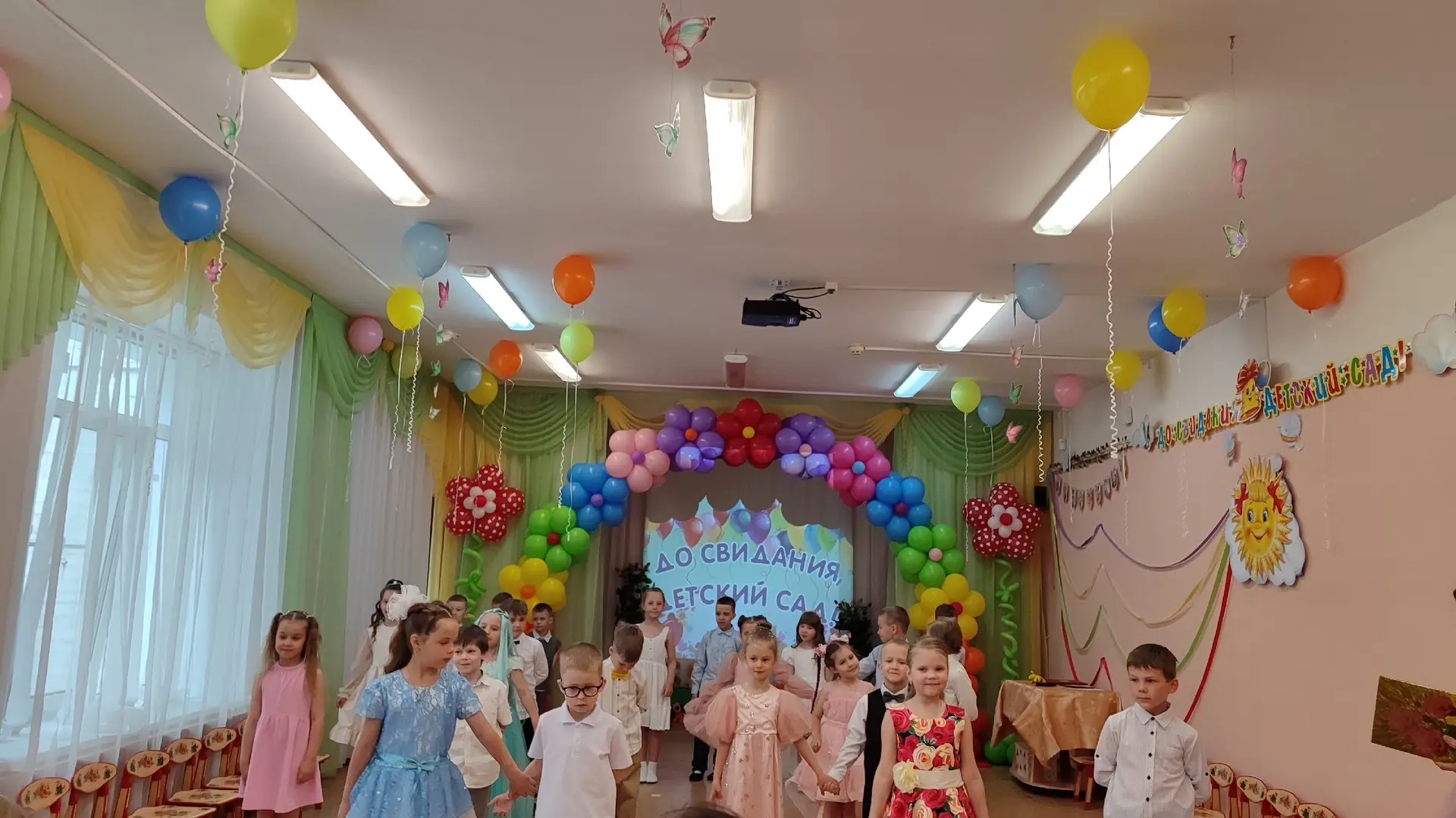 Сегодня, 27 мая,  в нашем детском саду прошёл выпускной бал для подготовительной группы "Веснушка"! 