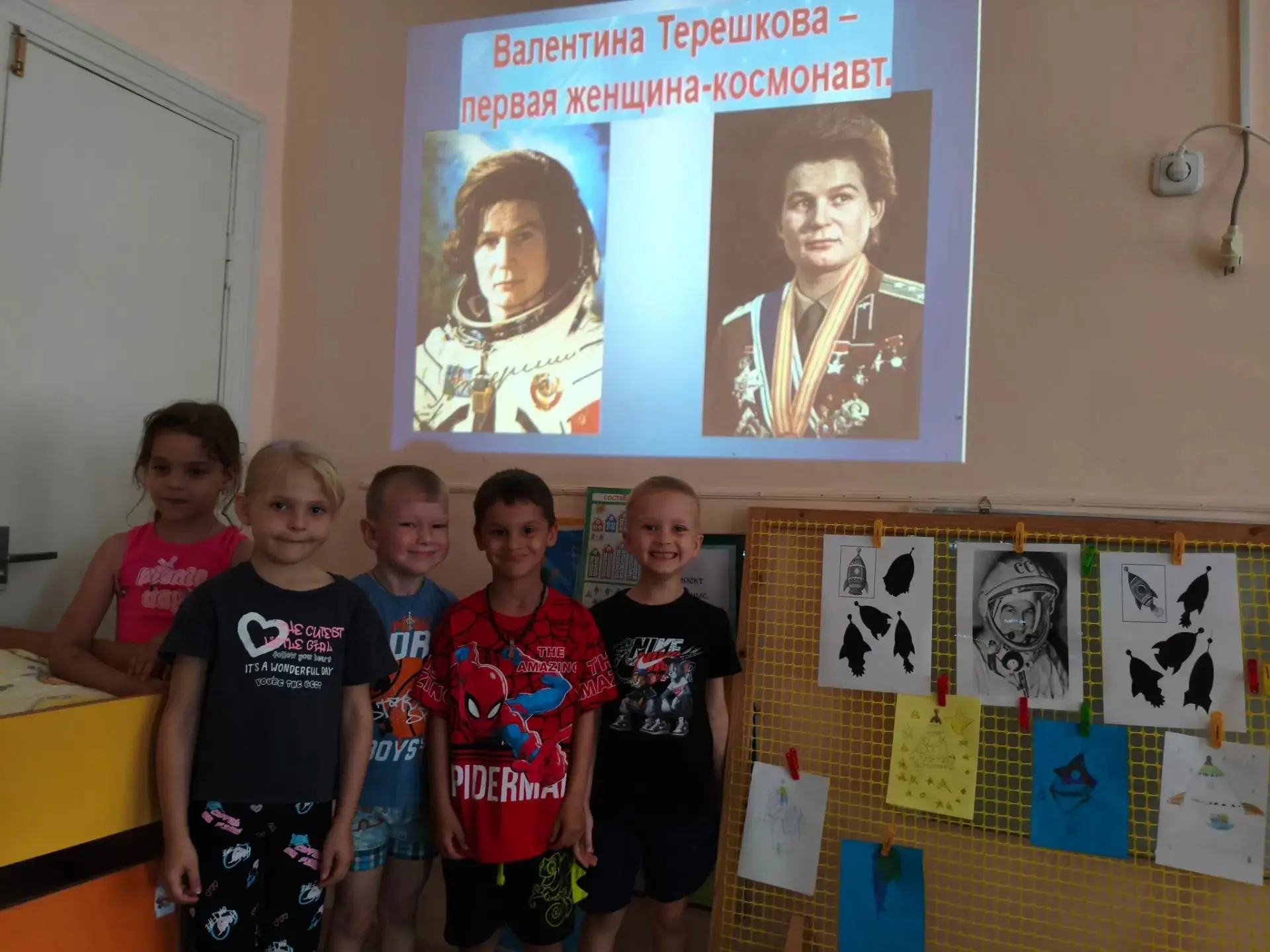 "Эй!Небо!Сними шляпу!",эти знаменитые слова принадлежат русской "Чайке"-Валентине Терешковой,которая